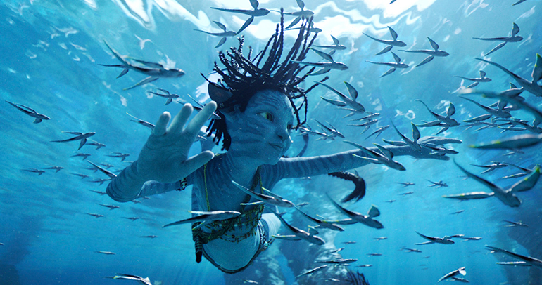 <아바타: 물의 길>의 한 장면. 다큐멘터리를 직접 제작하고 출연까지 했을 정도로 바다에 관심이 많았던 제임스 카메론은 해양 세계를 배경으로 이야기를 풀어갑니다. (사진=월트디즈니컴퍼니 코리아 제공)